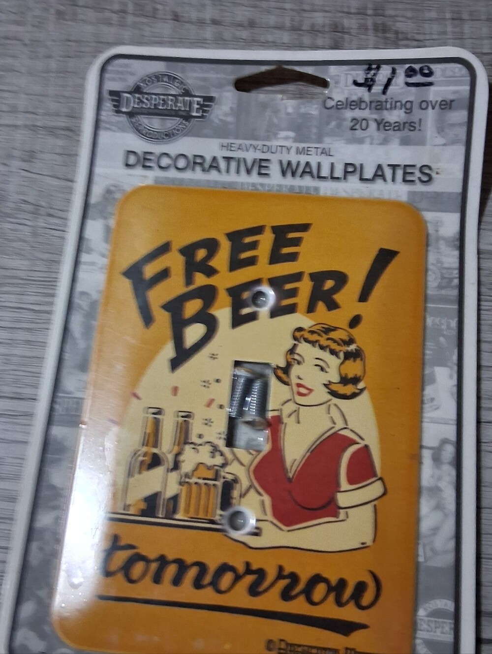 Desperate Decorative Wallplates 'Free Beer Tomorrow' - Yellow